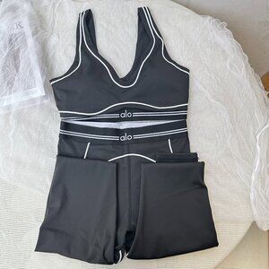 Alo Yoga outfit: tank top + stretchy